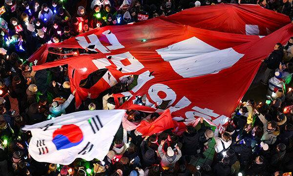 9일 서울 여의도 국민의힘 당사 앞에서 시민들이 윤석열 대통령 탄핵과 국민의힘 해체를 촉구하며 국민의힘 규탄 현수막을 찢고 있다. 뉴시스