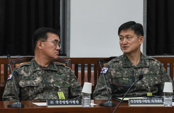 정보위서 대화하는 여인형 전 방첩사령관과 이경민 직무대리 - 여인형 전 국군방첩사령관(왼쪽)과 이경민 직무대리가 7일 오전 서울 여의도 국회에서 열린 정보위원회 전체회의에서 대화하고 있다. 2024.12.7 국회사진기자단