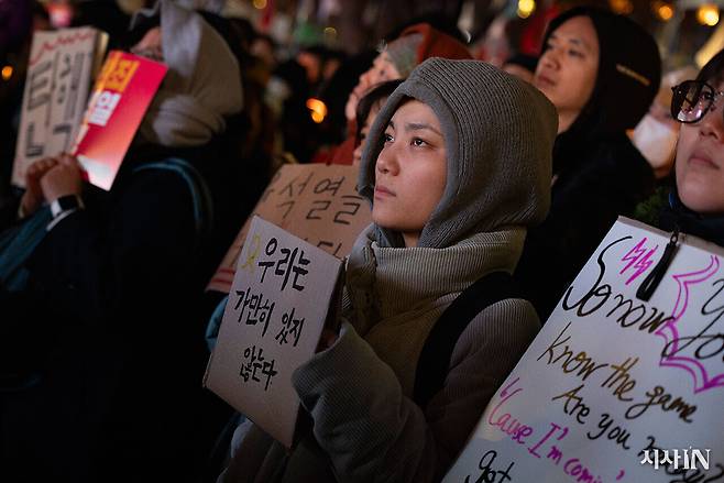 서울 종로구 동화면세점 앞에서 12월4일 저녁 ‘내란죄 윤석열 퇴진! 국민주권 실현! 사회 대개혁! 퇴진광장을 열자! 시민 촛불’이 열렸다. ⓒ시사IN 이명익