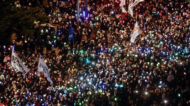 윤석열 대통령 탄핵 시위에 사용된 응원봉. BBC 캡처