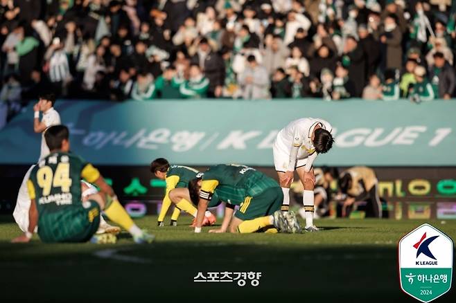 지난 8일 전주월드컵경기장에서 끝난 2024 하나은행 K리그 승강 플레이오프 2차전 경기 종료 휘슬이 울린 뒤 전북 현대와 서울 이랜드 선수들 모두 지쳐 힘겨워하고 있다. 프로축구연맹 제공