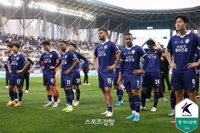 승강 플레이오프에서 대구FC에 지면서 아쉬워하는 충남아산 선수들. 프로축구연맹 제공