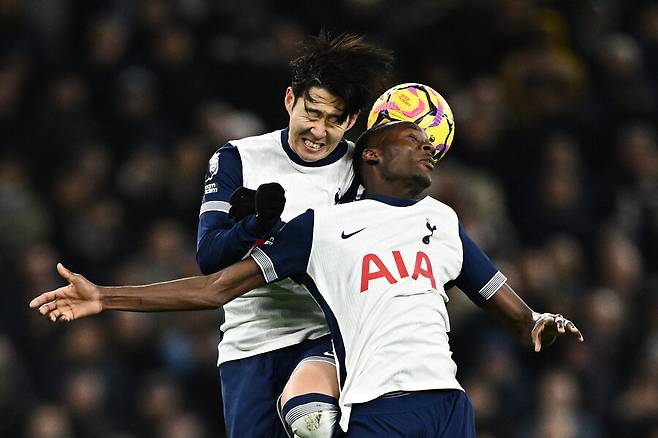 ▲ 이날 부상에서 복귀한 중앙 수비수 크리스티안 로메로(사진 맨 위)는 다시 몸에 이상을 호소하며 조기 교체 됐다. 엔제 포스테코글루(가운데) 감독이 너무 무리해서 복귀 시킨 것 아니냐는 비판이 쏟아졌다. 주장 손흥민의 부담은 더 커졌다. ⓒ연합뉴스/REUTERS