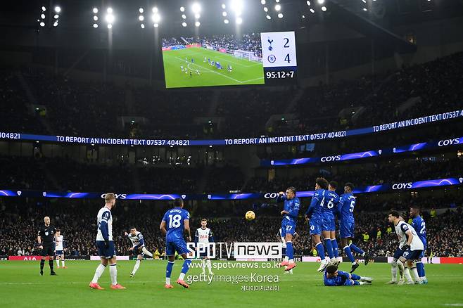 ▲ 손흥민은 경기 후 인터뷰에서 자신을 자책하며 팬들에게 사과했다. 고개를 푹 숙이며 인터뷰를 한 그는 “무슨 말을 해야 할지 모르겠다. 매우 실망스럽다. 결정적인 순간에 골을 넣지 못해 팀을 실망시켰다. 고개를 들 수 없다. 우리는 인간이기에 실수를 한다. 하지만 이런 중요한 경기에서 놓친 기회들은 매우 고통스럽다”고 말했다. 토트넘은 영국 런던 토트넘 홋스퍼 스타디움에서 열린 2024~2025시즌 프리미어리그(EPL) 15라운드 ‘런던더비’에서 첼시에 3-4로 역전패를 당했다. 이번 패배로 토트넘은 공식전 4경기 연속 무승(2무 2패)에 그쳤으며, 리그 순위도 11위(승점 20)로 떨어졌다.