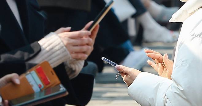몇시간씩 쇼트폼 영상을 보고 있다면 브레인 롯 상태일 가능성이 높다.[사진 | 연합뉴스]