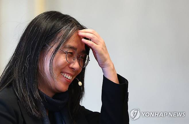 2024년 노벨문학상 수상자 한강 2024 노벨문학상 수상자인 소설가 한강이 지난 6일(현지시간) 스웨덴 스톡홀름 노벨상박물관에서 기자간담회를 하는 모습. [연합뉴스 자료사진]