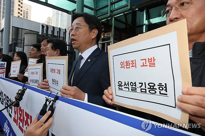 민주당, 윤 대통령 외환죄로 국수본에 고발 (서울=연합뉴스) 이정훈 기자 = 더불어민주당 김병주 최고위원과 이용우·이태형 법률위원장 등이 9일 서울 서대문구 경찰청 국가수사본부 앞에서 윤석열 대통령, 김용현 전 국방부 장관의 외환죄(일반이적죄), 한덕수 국무총리의 내란죄 위반 혐의에 관한 고발 기자회견을 하고 있다. 2024.12.9 uwg806@yna.co.kr