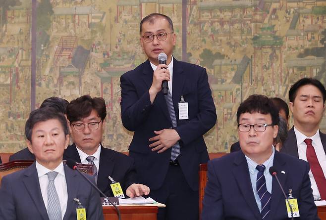 김학균 대표팀 감독이 국회에서 발언하고 있다