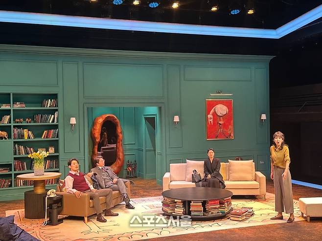 이희준(왼쪽)이 연극 ‘대학살의 신’에서 영감을 받아 영화 ‘직사각형, 삼각형’을 제작했다. 사진 | 표권향 기자 gioia@sportsseoul.com