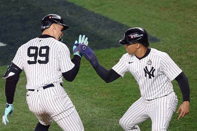 NEW YORK, NEW YORK - OCTOBER 30: Aaron Judge #99 of the New York Yankees is congratulated by Juan Soto #22 after hitting a two-run home run during the first inning of Game Five of the 2024 World Series against the Los Angeles Dodgers at Yankee Stadium on October 30, 2024 in the Bronx borough of New York City.   Luke Hales/Getty Images/AFP (Photo by Luke Hales / GETTY IMAGES NORTH AMERICA / Getty Images via AFP)







<저작권자(c) 연합뉴스, 무단 전재-재배포, AI 학습 및 활용 금지>