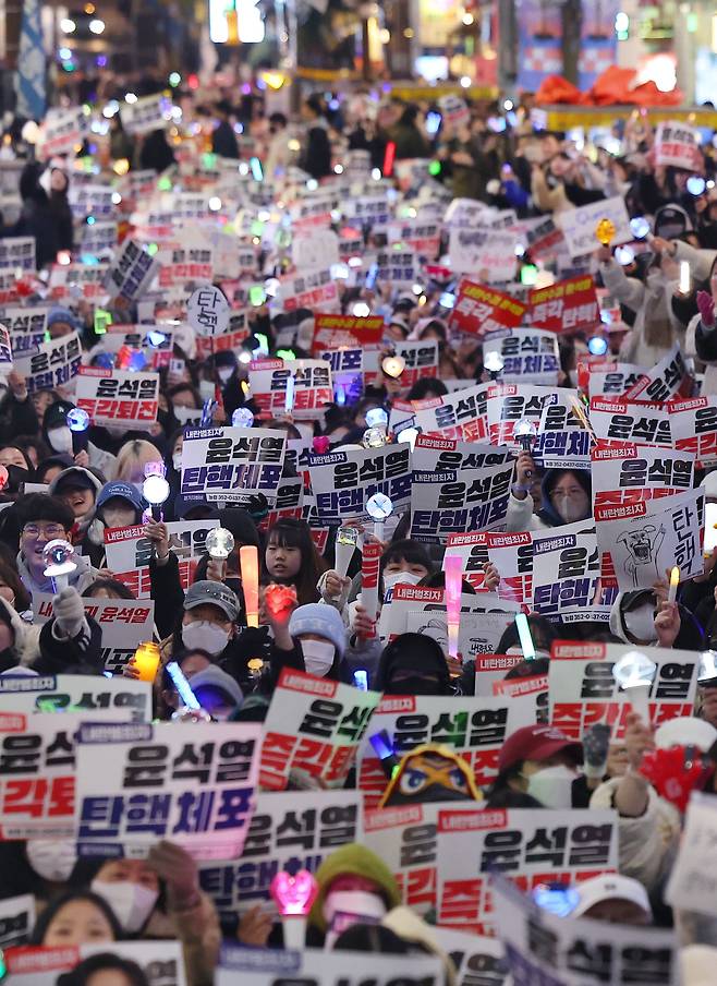 지난 12월 8일 오후 부산 서면 젊음의거리 일대에서 열린 윤석열즉각퇴진부산시민대회에서 참가자들이 구호를 외치고 있다./연합뉴스