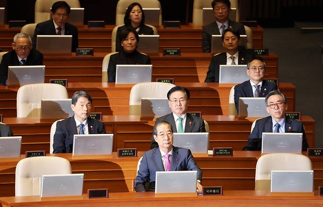 한덕수 국무총리와 국무위원들이 10일 서울 여의도 국회에서 열린 2025년도 예산안을 표결하는 본회의에 참석하고 있다. /연합뉴스