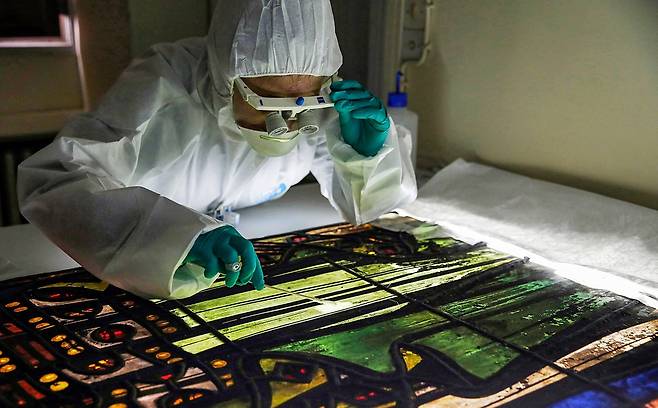 프랑스 역사기념물연구소(LRMH) 유리 전문가인 클로뎅 루아젤 연구원은 아기 물티슈를 이용하면 얼룩을 남기지 않고 납 샘플을 수거할 수 있다는 사실을 알아냈다. /AP 연합뉴스