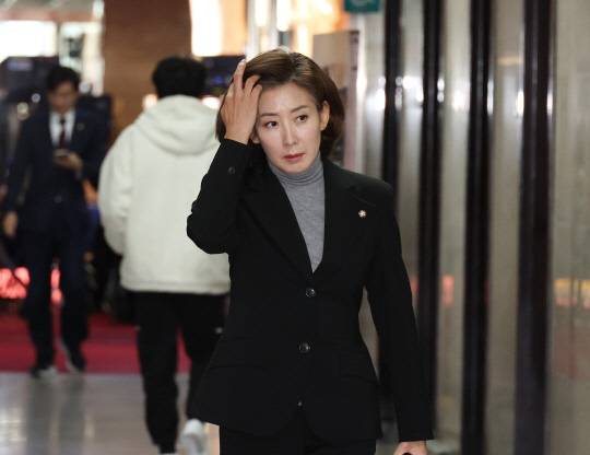 지난 12월9일 나경원 국민의힘 의원이 국회 본청 국민의힘 원내대표실에서 열린 당 중진 의원 모임에 참석하고 있다.<연합뉴스 사진>