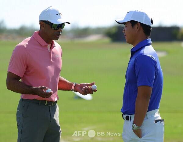 '골프 황제' 타이거 우즈가 주최하는 2024년 미국프로골프(PGA) 투어 이벤트 대회 히어로 월드 챌린지 준우승을 차지한 김주형 프로가 대회 개막 전에 호스트인 타이거 우즈와 이야기하는 모습이다. 사진제공=ⓒAFPBBNews = News1 (사진을 무단으로 사용하지 마십시오)