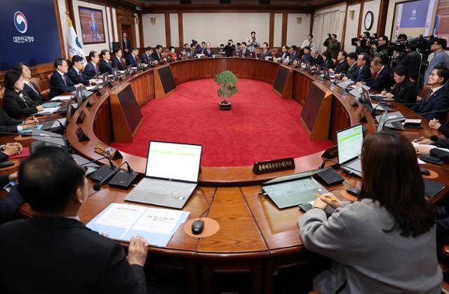 한덕수 국무총리가 10일 오전 서울 종로구 정부서울청사에서 계엄 이후 첫 총리 주재 국무회의를 하고 있다. 뉴시스