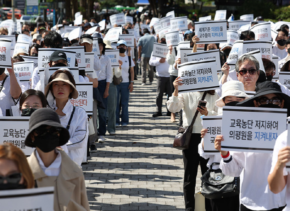 의대교수들이 지난 10월 3일 오후 서울 용산구 대통령실 인근에서 열린 에서 손팻말을 들고 있다. [사진=연합뉴스]