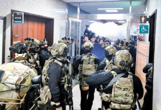 윤석열 대통령이 지난 3일 비상계엄을 선포한 후 4일 밤 서울 국회의사당에서 계엄군이 국회 본청으로 진입하고 있다. 연합뉴스