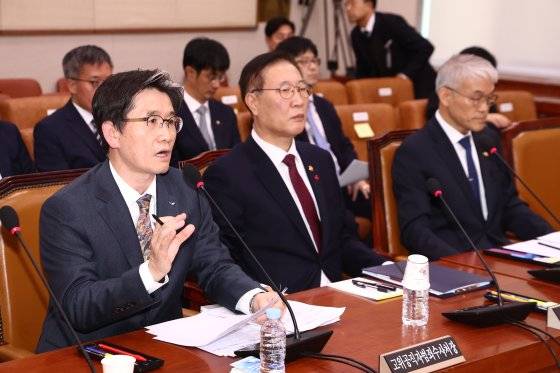 오동운 고위공직자범죄수사처장이 9일 서울 여의도 국회에서 열린 비상계엄 사태와 관련한 윤석열 대통령 등의 내란 혐의 진상규명을 위한 상설특검 수사요구안 등에 관한 법제사법위원회 전체회의에서 의원 질의에 답변하고 있다.   왼쪽부터 오 처장, 박성재 법무부 장관, 천대엽 법원행정처장. 뉴스1