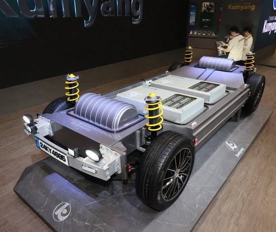 지난 6월 부산에서 열린 '2024 부산모빌리티쇼’에서 공개된 4695 원통형 배터리를 장착한 4륜구동 완성차 모형. 중앙포토