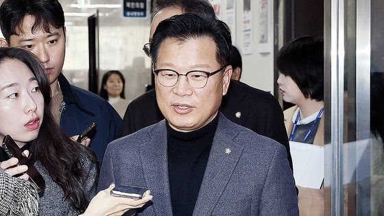 이양수 국민의힘 '정국안정화'TF 위원장이 10일 오전 서울 여의도 국회 예결위 회의장에서 열린 비상의원총회에 참석하며 취재진의 질문에 답하고 있다. 전민규 기자