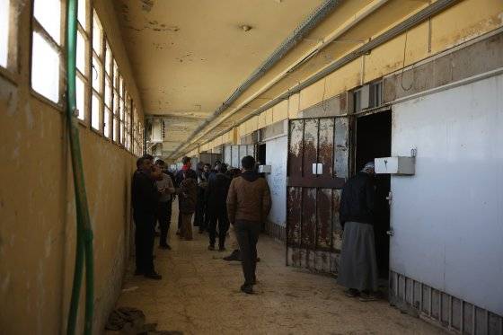 9일 시리아 다마스쿠스 근처에 있는 '인간 도살장' 세드나야 교도소에서 시리아인들이 비밀 감방에 갇혀 있는 것으로 생각되는 친척들을 찾고 있다. EPA=연합뉴스