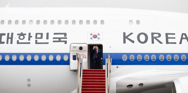 ▲ 윤석열 대통령이 지난달 14일 성남 서울공항에서 31차 아시아태평양경제협력체(APEC) 및 19차 주요 20개국(G20) 정상회의 참석을 위해 출국하며 전용기인 공군 1호기에 올라 인사하고 있다. 대통령실 제공