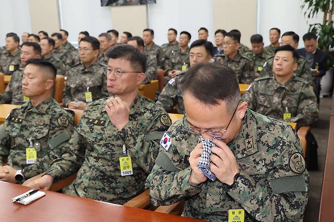 10일 오후 국회 국방위원회 전체회의에서 이상현 1공수여단장(오른쪽)을 비롯한 군 장성들이 계엄 당시 군에 대한 질타가 이어지자 침통한 표정을 짓고 있다.  연합뉴스