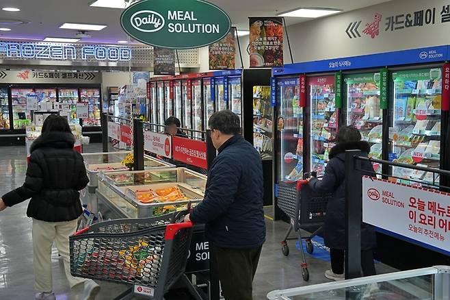 롯데마트 제타플렉스 잠실점 ‘데일리 밀 솔루션’ 코너에서 장을 보는 고객들의 모습