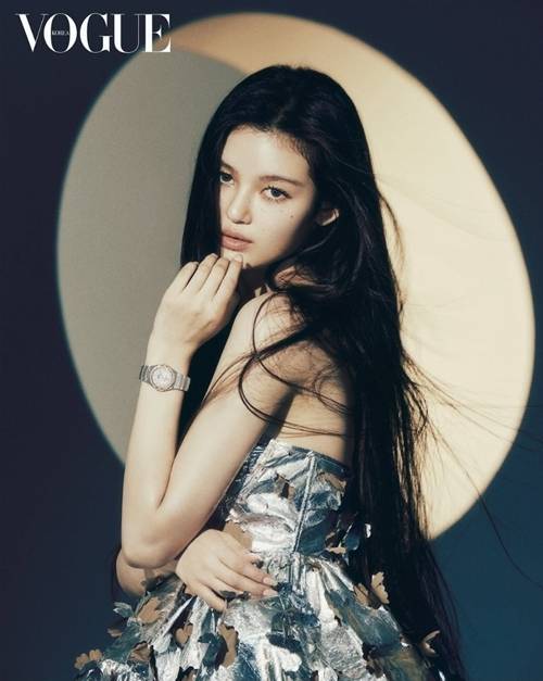 뉴진스의 다니엘이 또다시 화제의 중심에 섰다.  사진=보그