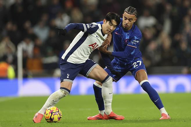 잉글랜드 프리미어리그(EPL) 토트넘 홋스퍼의 손흥민(왼쪽)이 9일 새벽(한국시간) 열린 첼시와의 '2024-2025 EPL' 15라운드 홈 경기에서 공을 두고 경합 중인 모습. /AP=뉴시스