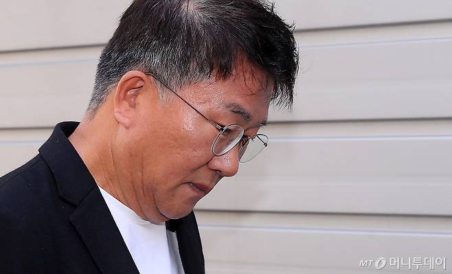 배우 선우은숙의 친언니를 강제추행한 혐의로 재판에 넘겨진 아나운서 출신 유영재가 지난달 12일 오전 경기 수원지방법원 성남지원에서 열린 첫 공판 기일에 출석하고 있다./사진=머니투데이 DB