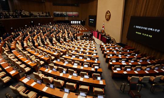 7일 서울 여의도 국회 본회의에서 윤석열 대통령 탄핵소추안을 앞두고 안철수 의원을 제외한 국민의힘 의원들이 모두 퇴장해버리자 야당 의원들이 자리에서 일어나 이름을 부르며 자리로 돌아올 것을 촉구하고 있다. 박윤슬 기자
