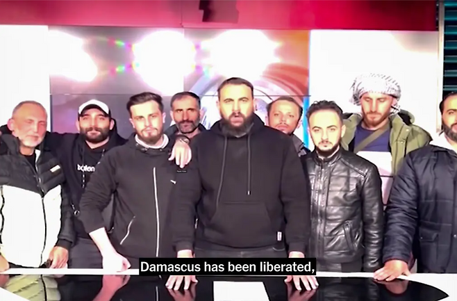 8일(현지시간) 시리아 수도 다마스쿠스를 장악한 후 국영 방송에 등장한 시리아 반군. [로이터]