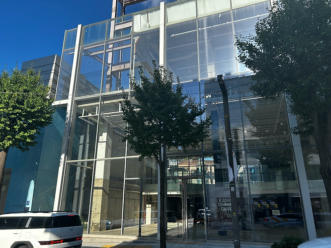 8월 서울시 강남구 신사동 ‘가로수길’ 한 건물 모습. 고층으로 올라갈수록 좁아지는 형태가 보인다. [정주원 기자]