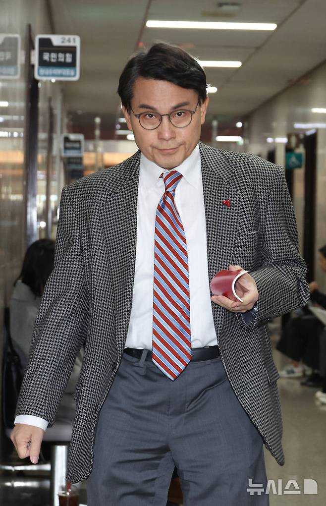 [서울=뉴시스] 고승민 기자 = 윤상현 국민의힘 의원이 10일 서울 여의도 국회에서 열린 중진의원 회의에 참석하고 있다. 2024.12.10. kkssmm99@newsis.com