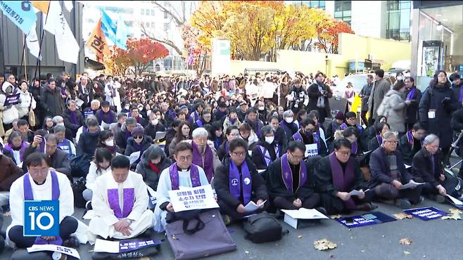 12.3 내란사태를 일으킨 윤석열 대통령의 즉각 퇴진을 요구하는 목소리가 거세지고 있다. 사진은 지난 7일 서울 종로구 대학로 한국기독교회관 앞에서 개신교계 단체들이 연합해 시국기도회를 열고 있는 모습.