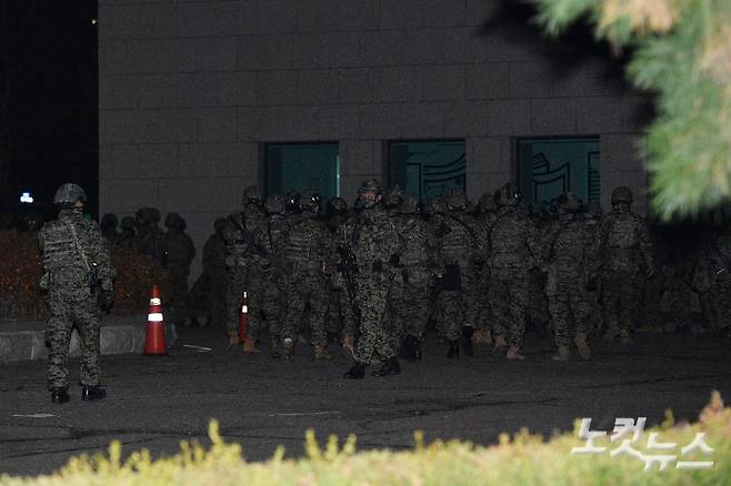 윤석열 대통령이 긴급 담화를 통해 비상계엄을 선포한 가운데 4일 새벽 서울 여의도 국회의사당에서 군 병력이 비상계엄 해제 요구 결의안이 가결되자 철수하고 있다. 류영주 기자