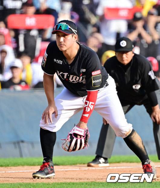 [OSEN=잠실, 민경훈 기자] 5일 서울 잠실야구장에서 2024 신한 SOL뱅크 KBO 포스트시즌 준플레이오프 1차전 LG 트윈스와 KT 위즈의 경기가 열렸다.KT는 5일 서울 잠실구장에서 열린&nbsp;2024 KBO리그&nbsp;포스트시즌 준플레이오프 1차전에서 LG에 3-2로 승리했다. 9회말 KT 3루수 황재균이 수비를 하고 있다. 2024.10.05 / rumi@osen.co.kr