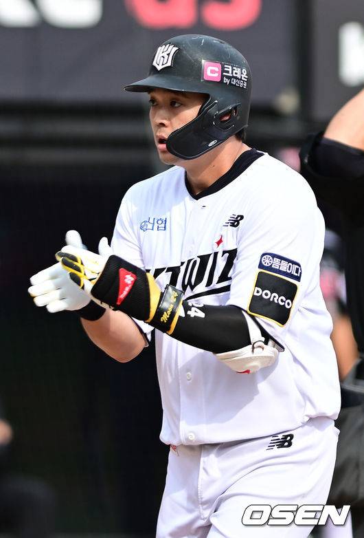 [OSEN=수원, 김성락 기자] 9일 수원KT위즈파크에서 2024 신한 SOL뱅크 KBO 포스트시즌 준플레이오프 4차전 KT 위즈와 LG 트윈스의 경기가 열렸다. 이날 KT는 엔스를, LG는 쿠에바스를 선발 투수로 내세웠다.2회말 KT 선두타자 문상철이 추격의 솔로 홈런을 날린 뒤 홈에서 기뻐하고 있다.