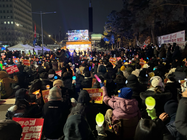 10일 서울 여의도 국회 일대에서 열린 윤석열 대통령 탄핵 촉구 촛불집회에서 시민들이 대통령의 조속한 퇴진을 촉구하고 있다. 정다은 기자