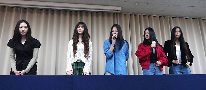 심야기자회견을 통해 소속사 어도어 상대 전속계약 해지를 선언한 바 있던 뉴진스 사진|뉴시스