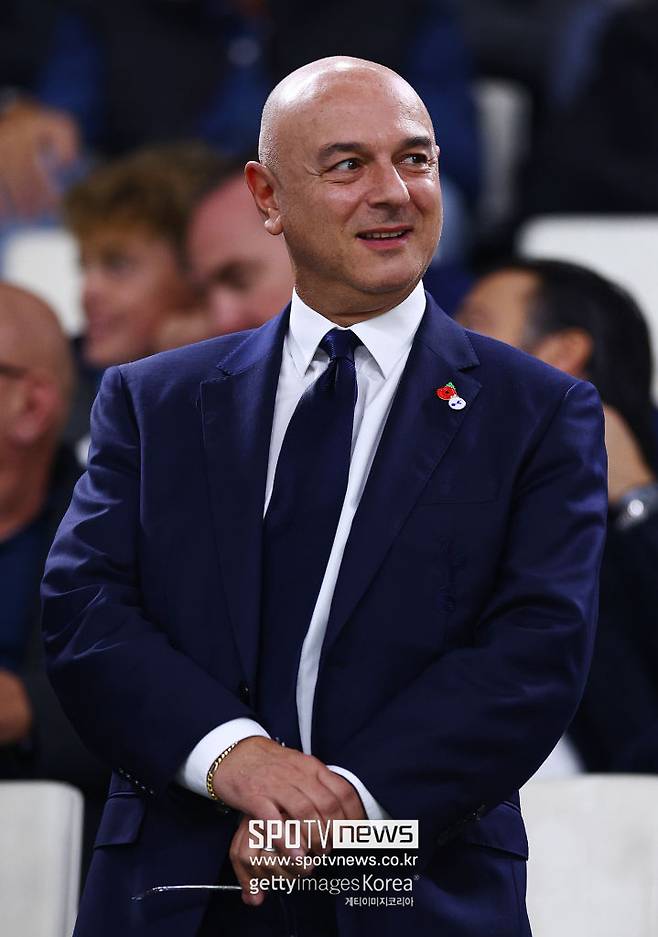 ▲ 다니엘 레비 회장은 '짠돌이'라는 수식어에서 알 수 있듯, 선수단 연봉 체계가 나노미터급으로 세부적이다. 성적 대신 돈을 택했다는 지적에도 신경 쓰지 않는다. 주장 손흥민은 사과하기 바쁘다. 결국 부주장 크리스티안 로메로가 레비 회장을 향해 경고 메시지를 날린 것으로 보인다.