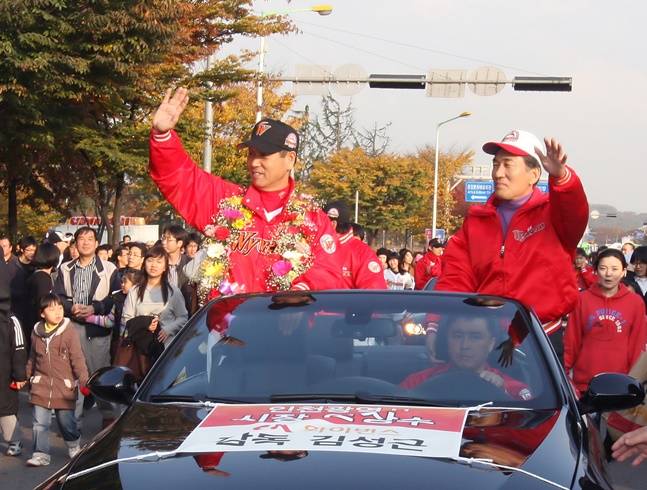 2008년 SK 우승 카 퍼레이드에 참가한 김성근(왼쪽) 당시 SK 감독. /사진=필자 제공