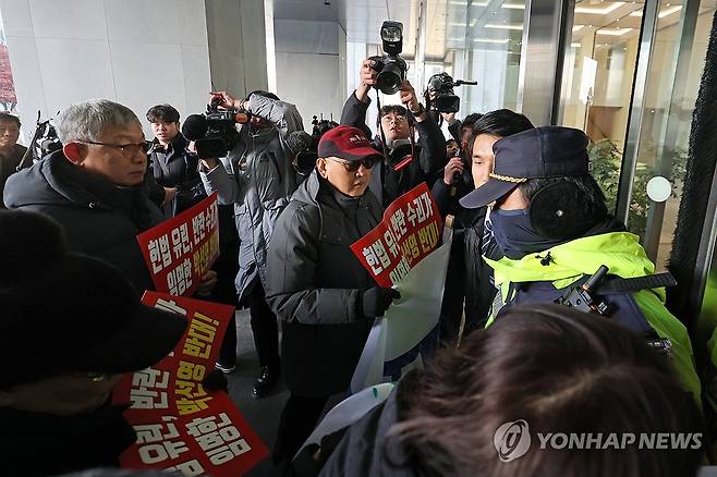 박선영 신임 진실화해위원장 취임식 진입 저지당하는 국가폭력피해범국민연대 (서울=연합뉴스) 임화영 기자 = 국가폭력피해범국민연대 관계자들이 10일 오전 서울 중구 진실·화해를위한과거사정리위원회(진실화해위) 앞에서 박선영 신임 진실화해위원장 취임 거부 기자회견을 마친 뒤 취임식장 진입을 시도하다 경찰에 의해 저지당하고 있다. 2024.12.10 hwayoung7@yna.co.kr