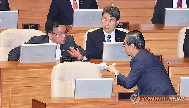 대화하는 한덕수 국무총리와 최상목 경제부총리 (서울=연합뉴스) 김주형 기자 = 한덕수 국무총리와 최상목 경제부총리가 10일 오후 국회에서 열린 본회의에서 2025년도 예산안이 통과된 뒤 대화하고 있다. 2024.12.10 kjhpress@yna.co.kr