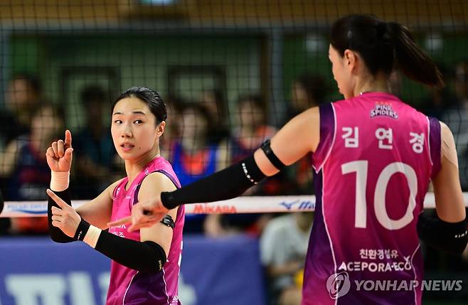 세터 이고은(왼쪽)과 김연경 [KOVO 제공. 재판매 및 DB 금지]