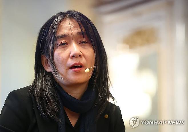 발언하는 한강 작가 (스톡홀름=연합뉴스) 김도훈 기자 = 2024 노벨문학상 수상자인 한강 작가가 6일(현지시간) 스웨덴 스톡홀름 노벨상박물관에서 기자회견을 하고 있다. 2024.12.6 superdoo82@yna.co.kr