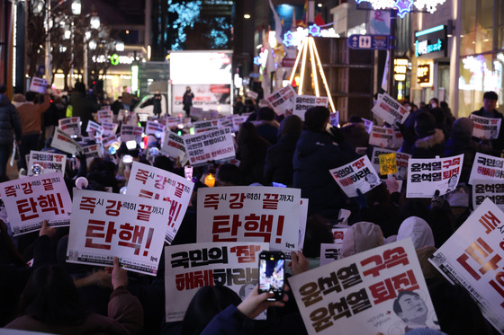 '계속되는 尹 대통령 퇴진 요청'   (대구=연합뉴스) 박세진 기자 = 10일 오후 대구 중구 동성로에서 '윤석열퇴진 대구시국회의'가 윤 대통령 퇴진을 촉구하는 집회인 대구시민시국대회를 열고 있다. 이 단체에는 대구·경북 85개 시민사회·노동단체, 정당이 속해 있다. 주최 측은 이날 집회에 시민 등 5천여명이 참석했다고 밝혔다. 2024.12.10   psjpsj@yna.co.kr