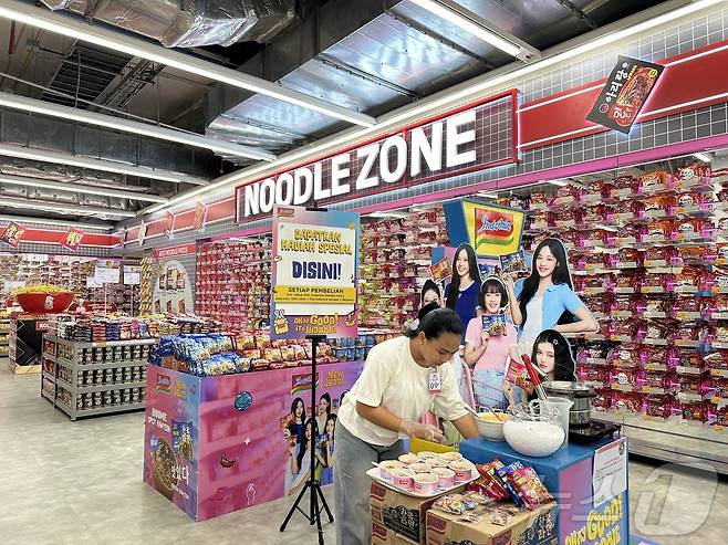 자카르타 롯데마트의 라면전용관. 한국에서 수출한 라면부터 한국 걸그룹 뉴진스가 모델로 한 인니의 라면까지 다양한 제품들이 전시돼 있다. ⓒNews1 나혜윤 기자